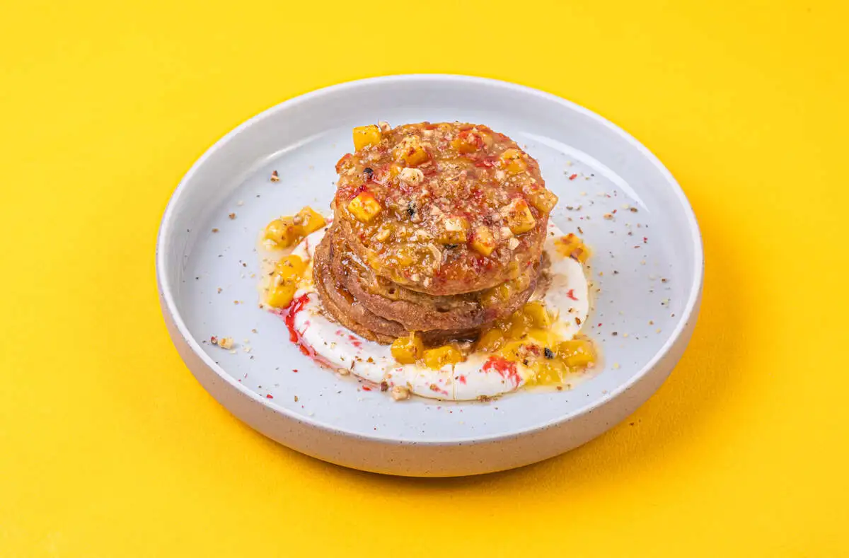 Оладьи с крем-чизом и соусом манго