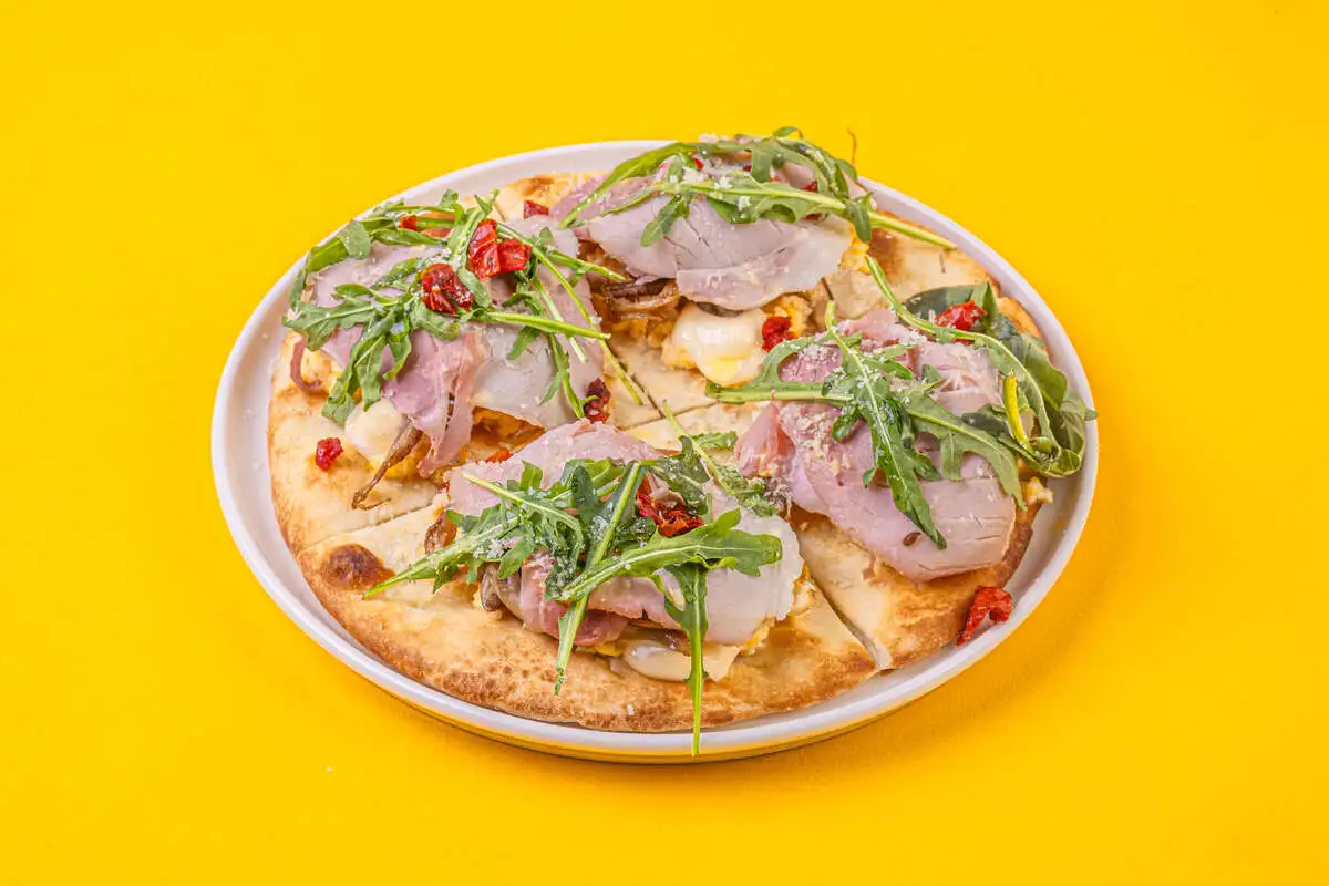 Фокачча со скремблом и прошутто котто