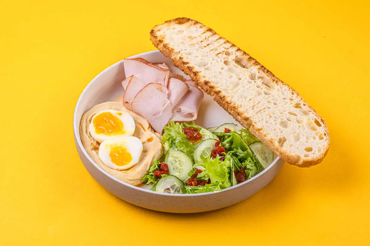 Хумус с пастрами из индейки и яйцом