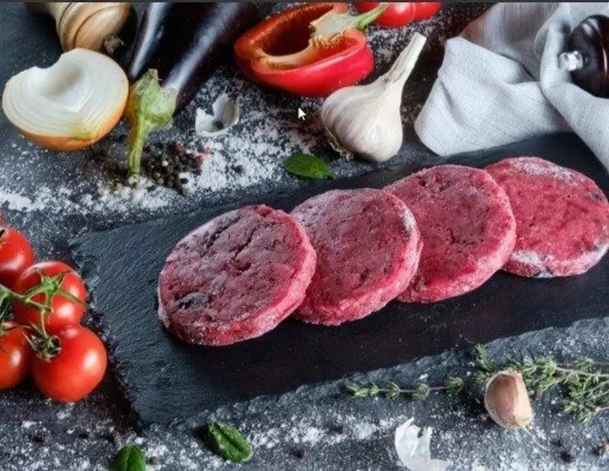 Биточки из индейки со свеклой и черносливом халяль