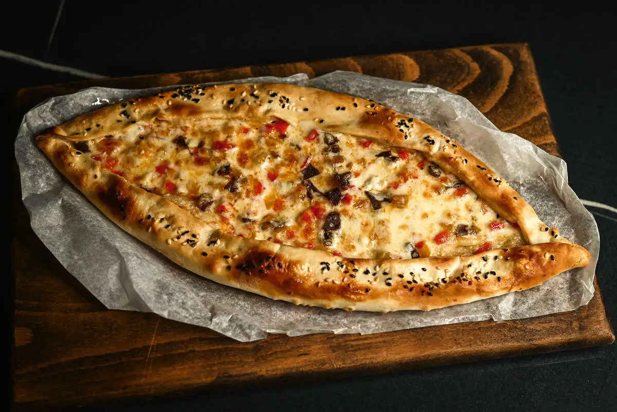 Спешел пиде с бастурмой и овощами 