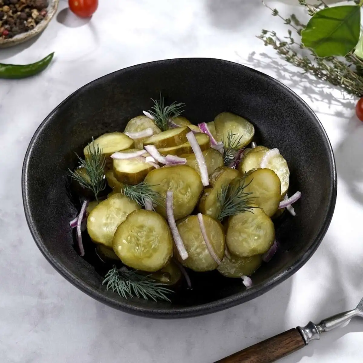 Маринованные огурцы с луком