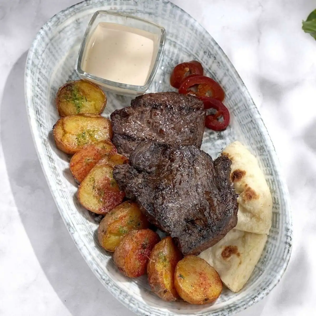 Говяжья вырезка с печеным картофелем