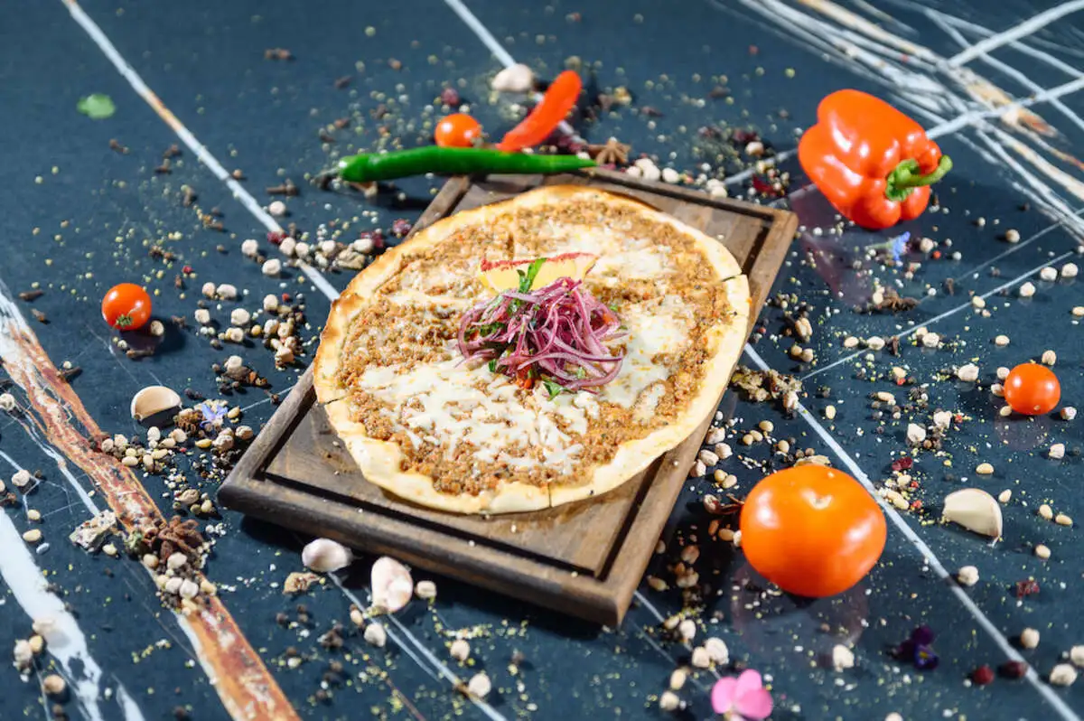 ЛАХМАДЖУН С МЯСОМ И СЫРОМ 200гр