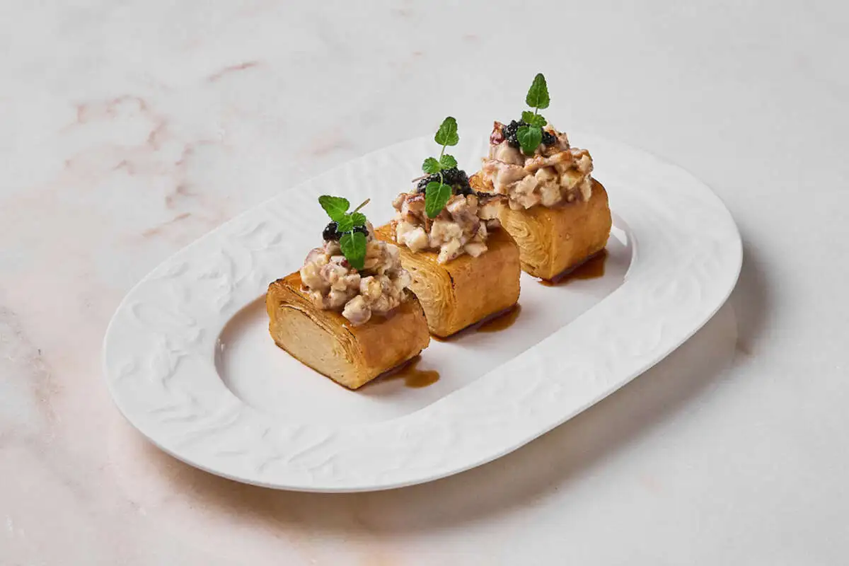 Японский омлет томаго с тар-таром из угря и икрой палтуса