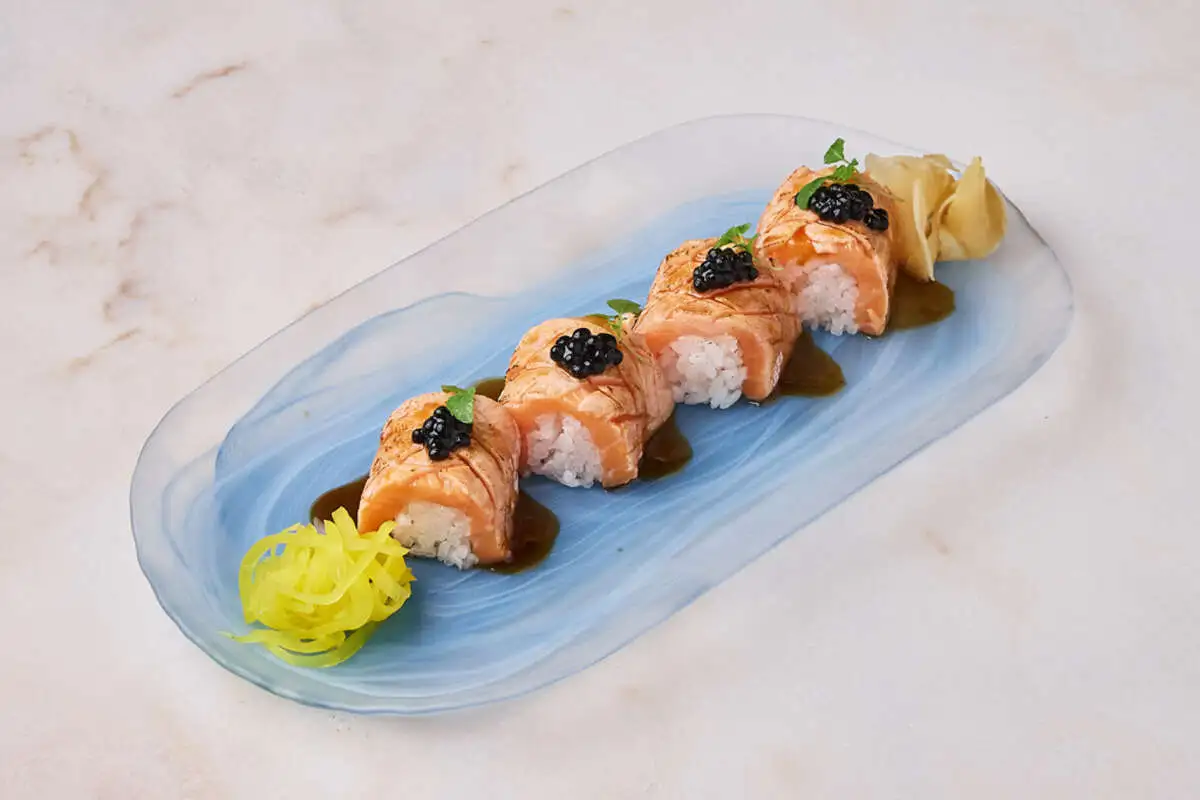 Ролл с обоженным Атлантическим лососем и соусом понзу