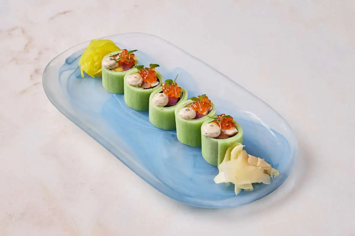 Кето Ролл Акито с голубым тунцом, угрем и красной икрой