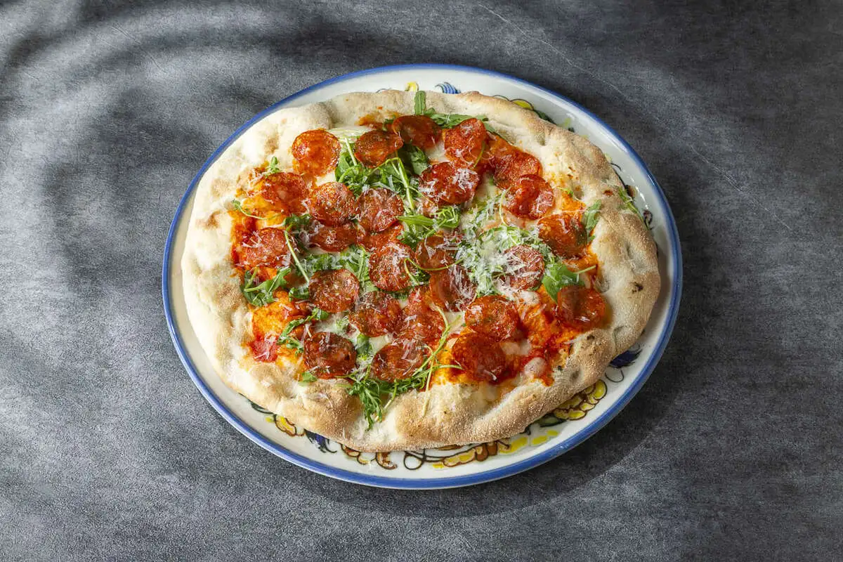 Пицца с чоризо и руколой