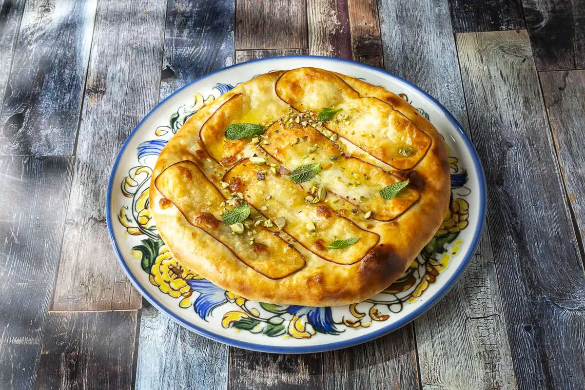 Рачинский хачапури с копчёным сулугуни и фисташкой