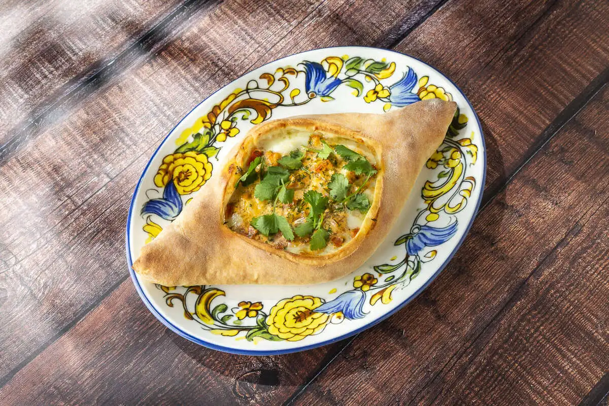 Хачапури с тайской креветкой и томатами