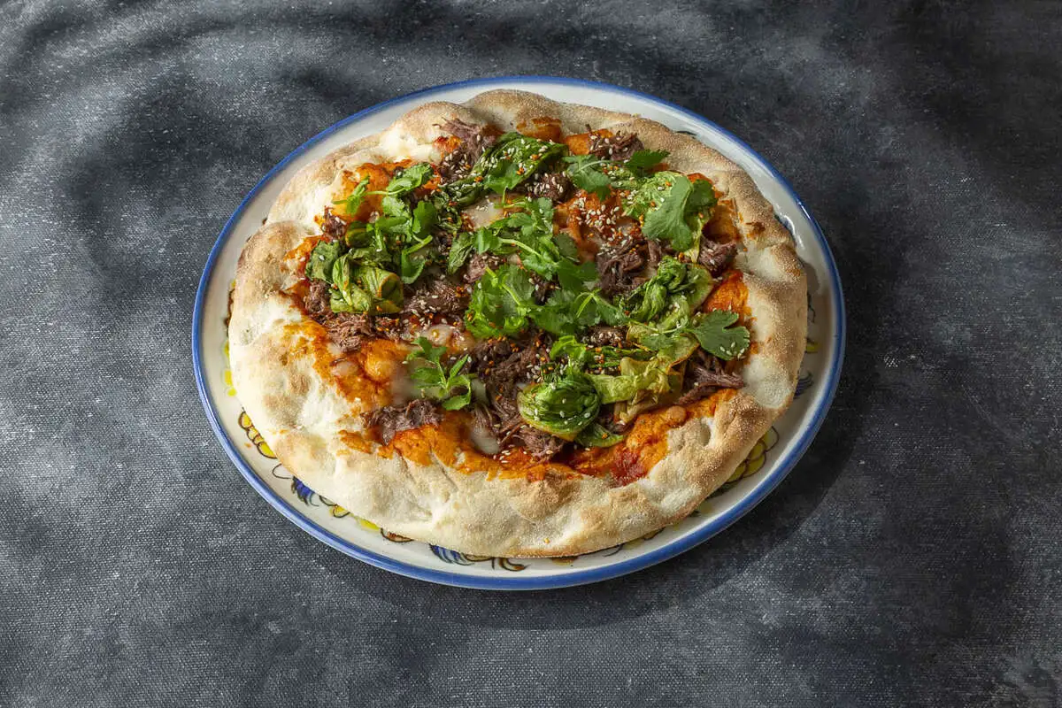 Пицца с рваной говядиной и кимчи