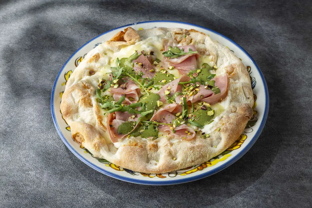 Пицца «мортаделла и фисташка»