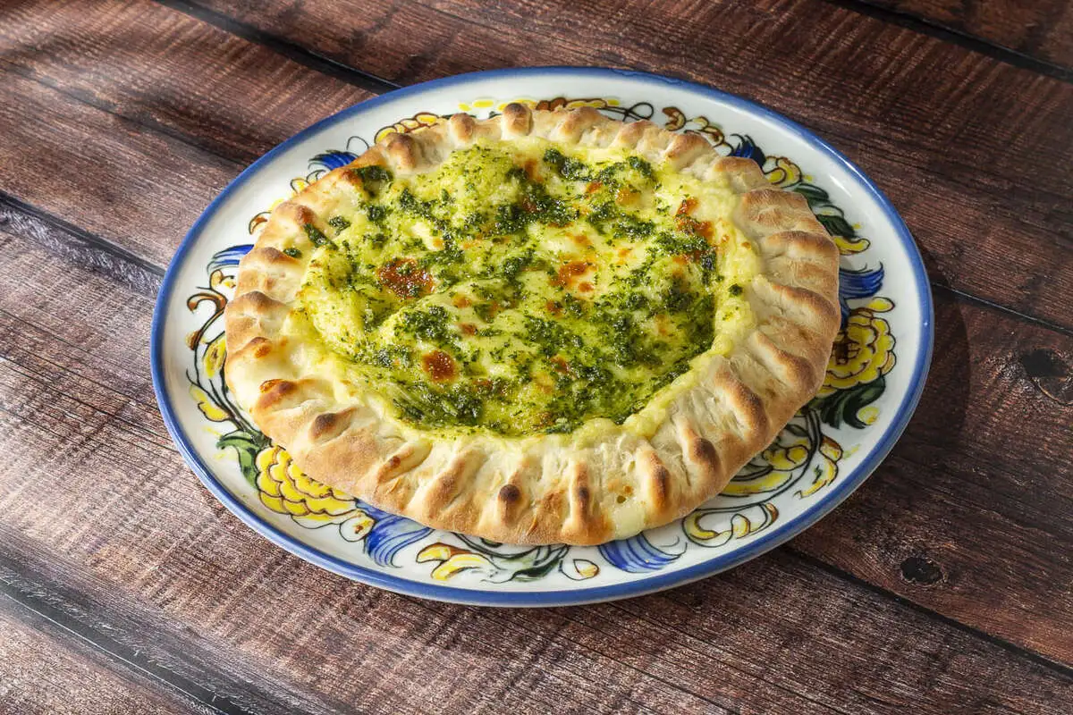 Хачапруи сванетти с картофелем, сыром и соусом песто