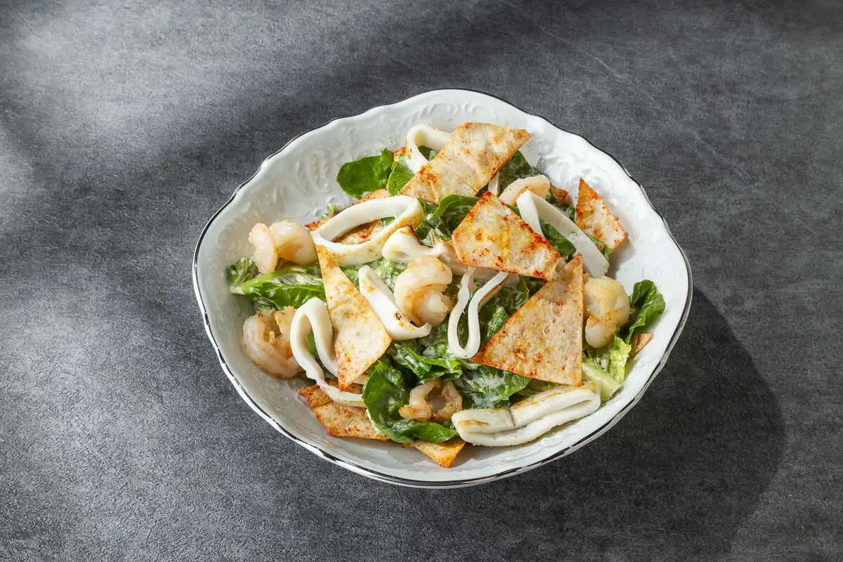 Цезарь с креветкой и кальмаром