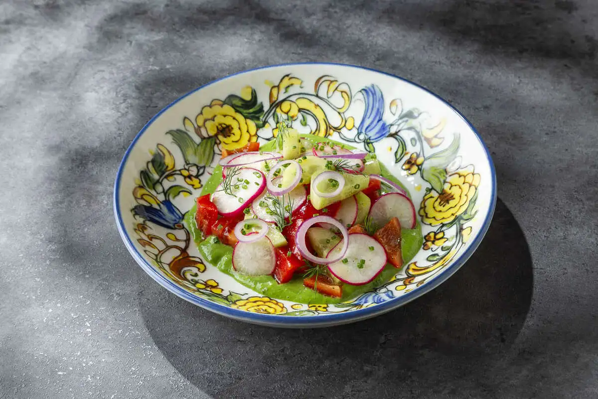 Свежий овощной с соусом из анчоуса и зелени