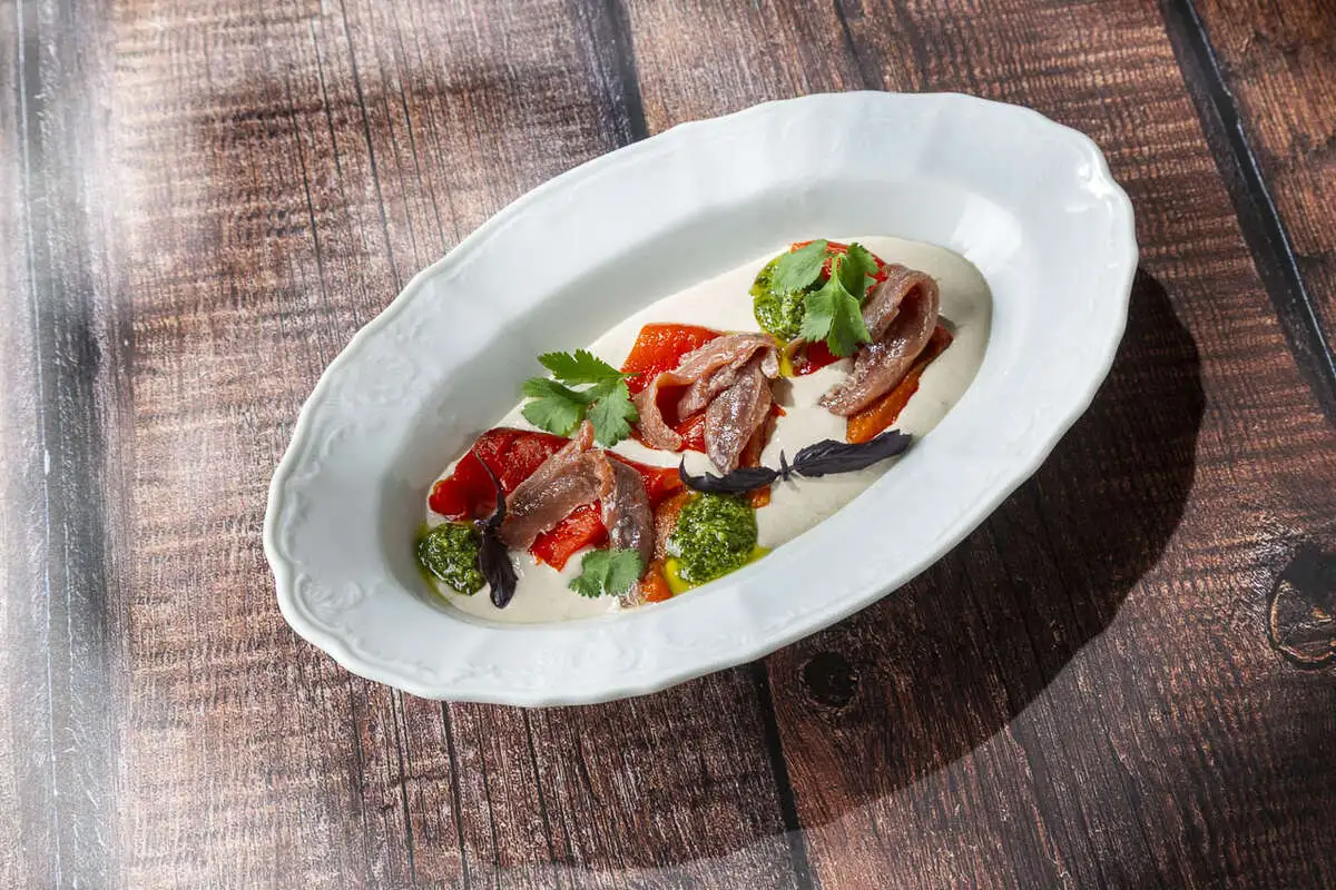 Печёные перцы с анчоусами и соусом тоннато