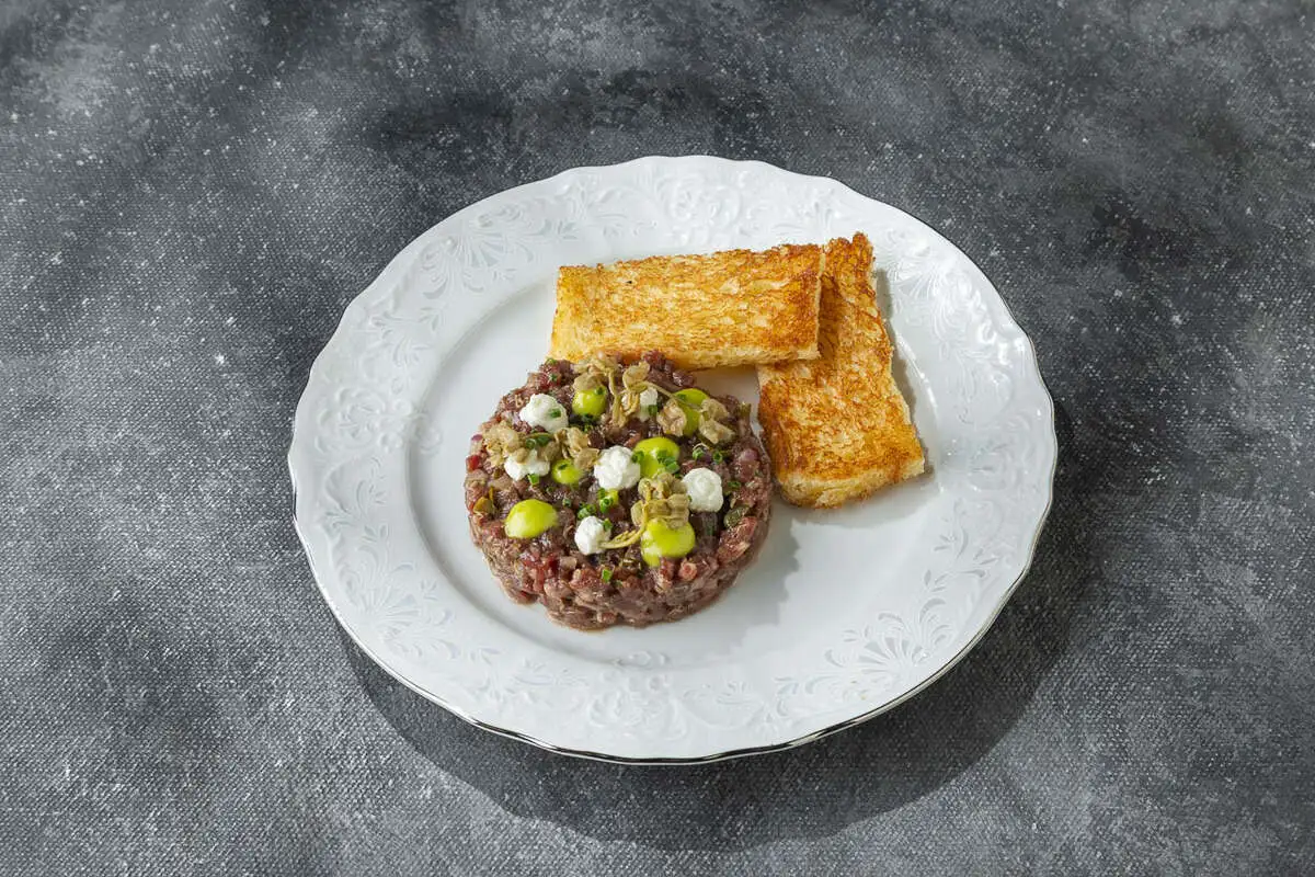 Тартар из мраморной говядины с тархуном и джонджоли 