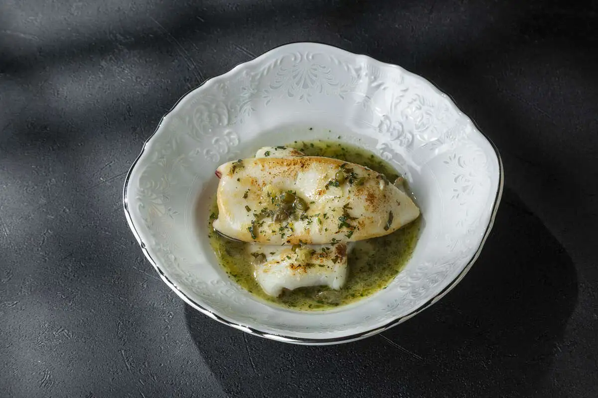 Кальмар в соусе из солёных лимонов и джонджоли 