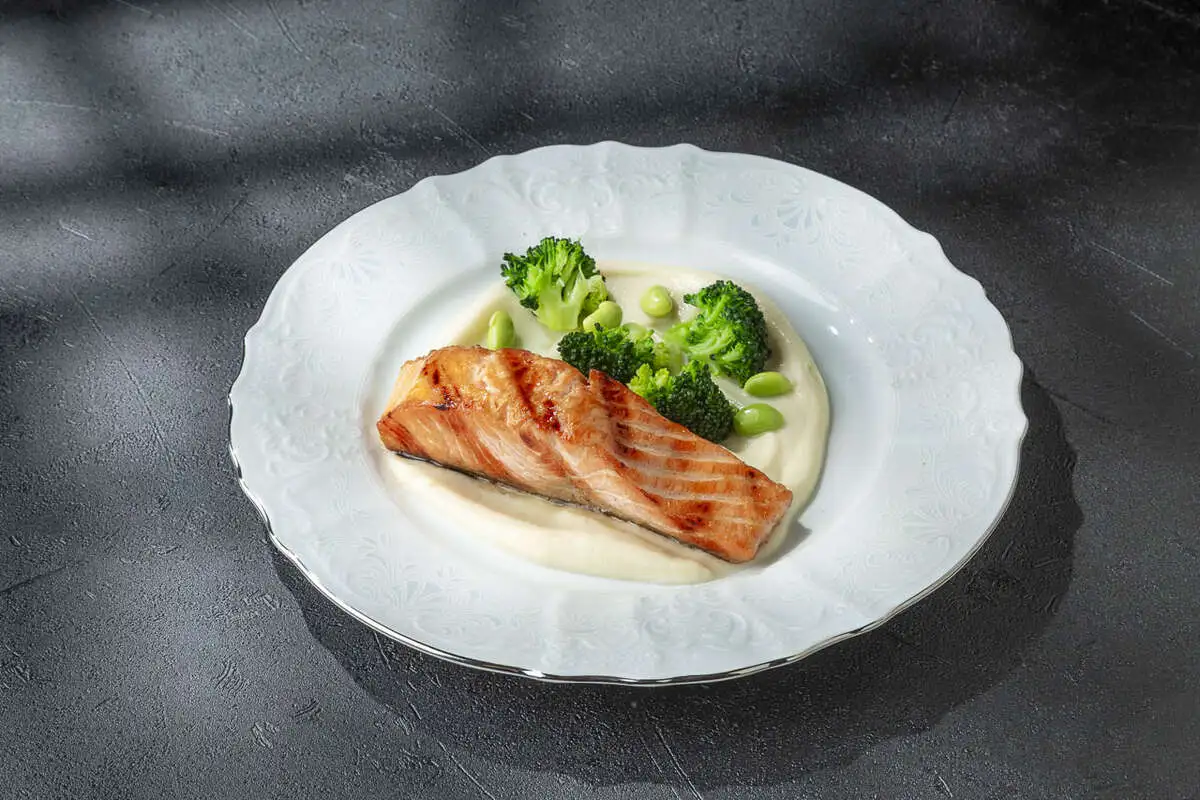 Форель с пюре из сельдерея и брокколи