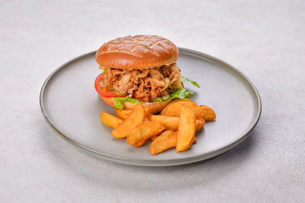 Бургер с рваной свининой
