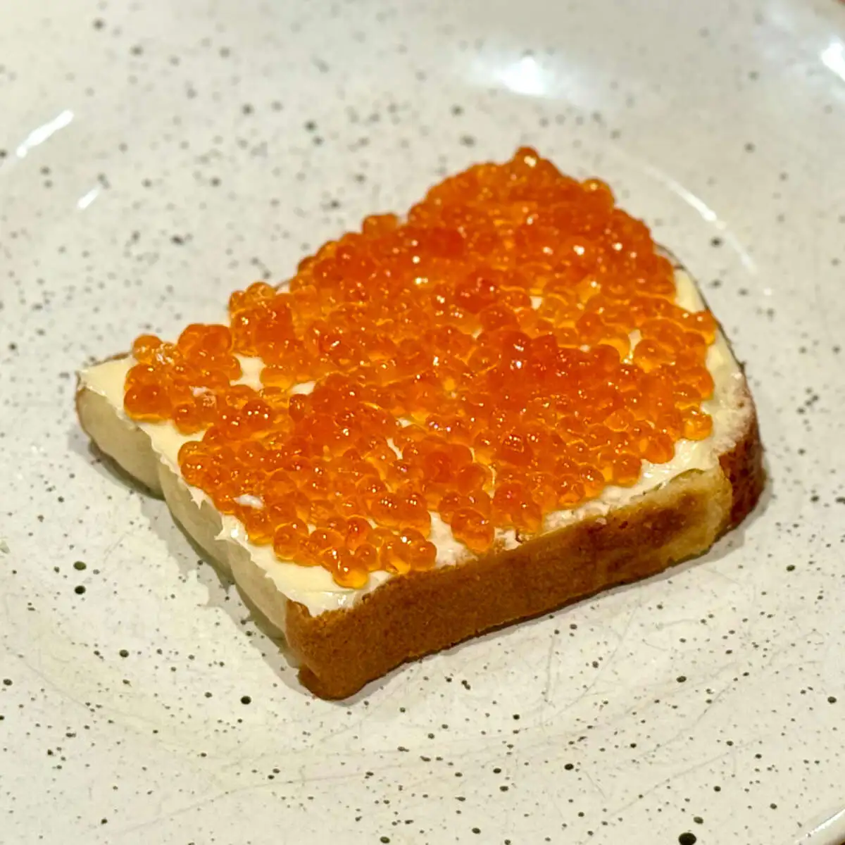 Бутерброд с красной икрой и маслом без лактозы