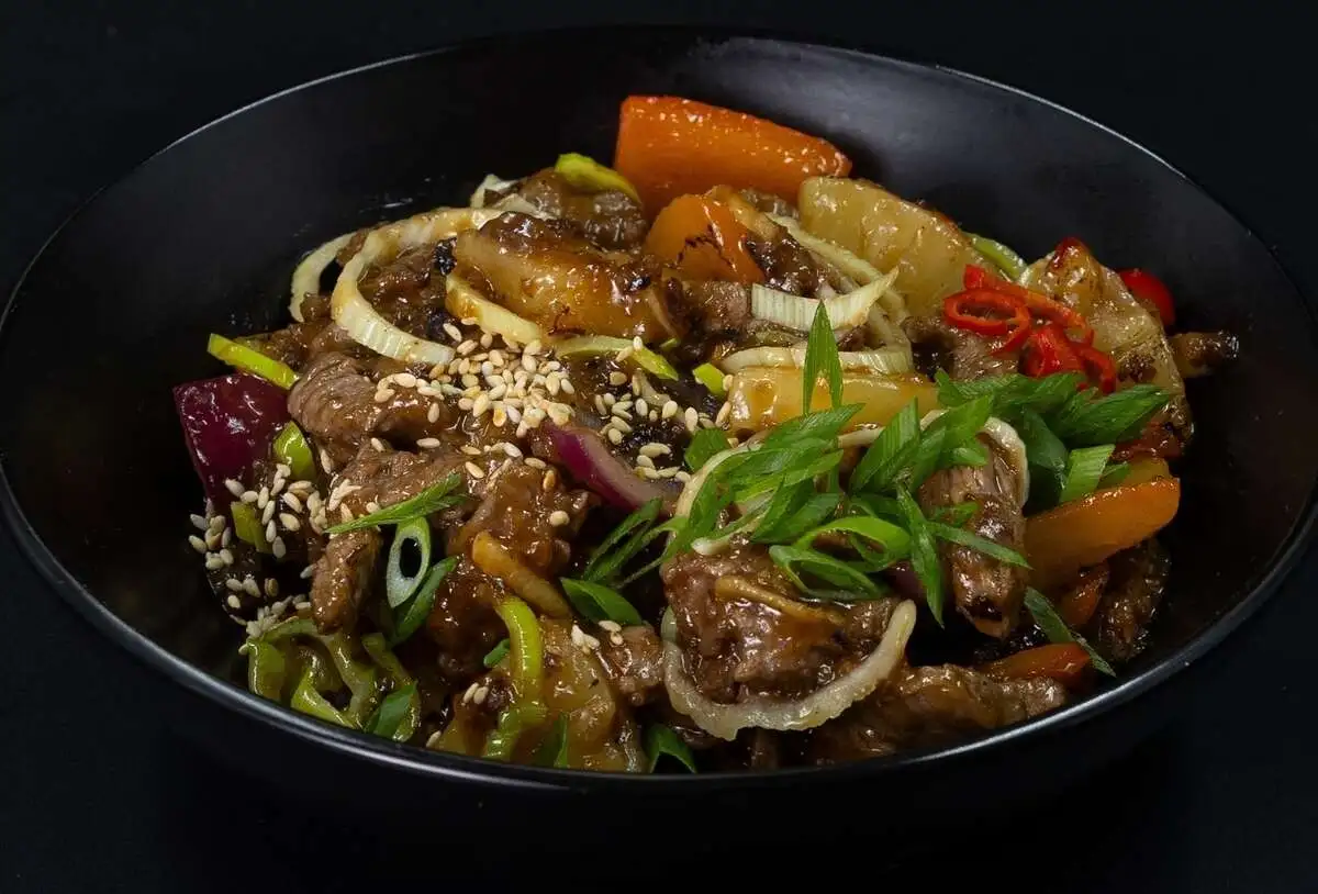 ГОВЯЖЬЯ ВЫРЕЗКА С АНАНАСОМ В КИСЛО СЛАДКОМ СОУСЕ