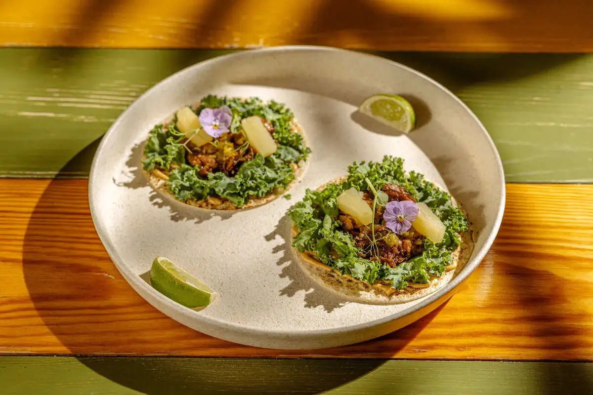 Тако со свининой и ананасами