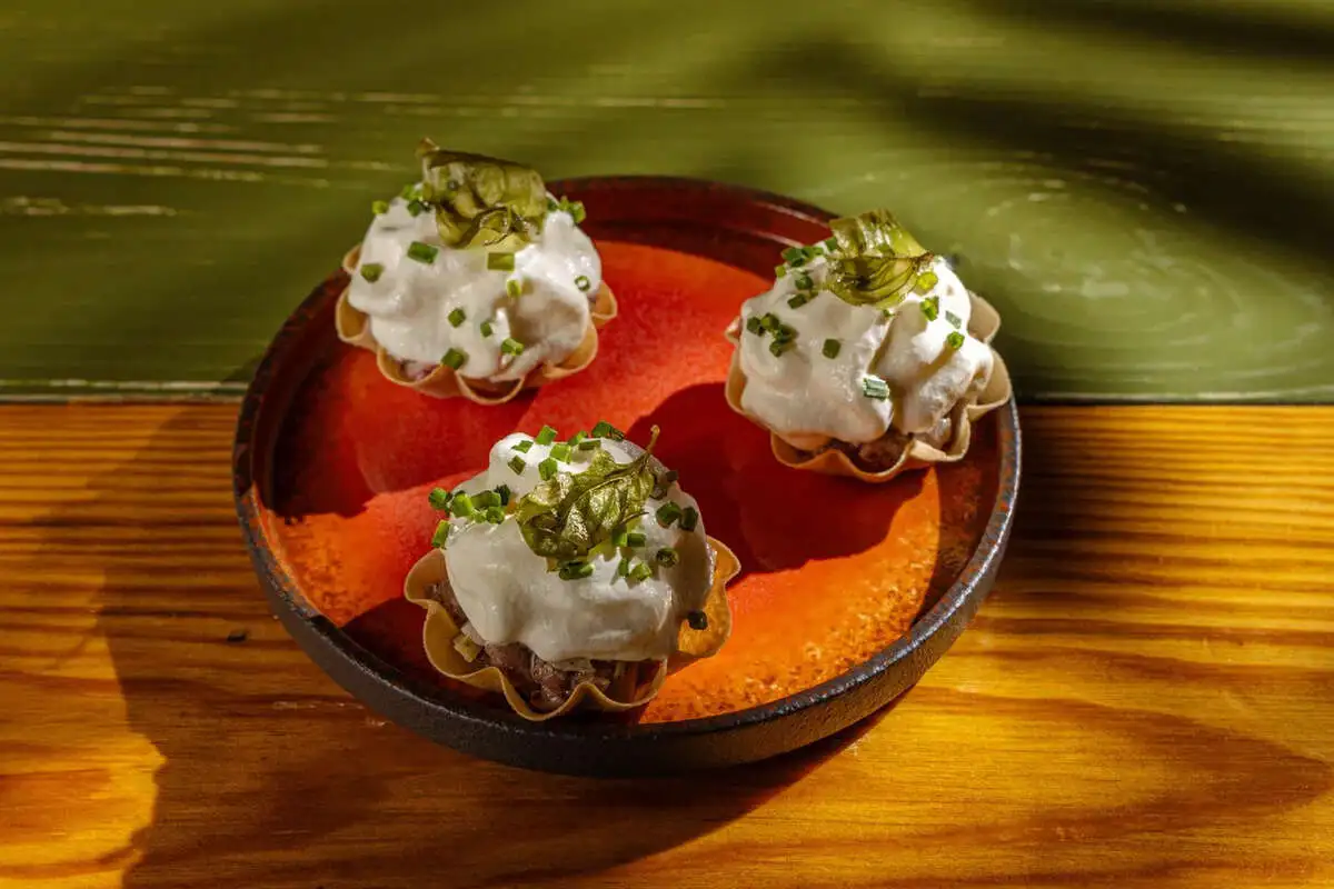 Тостада с тартаром из говядины и креветочным муссом