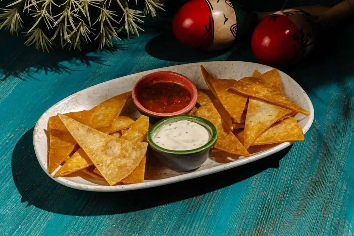 Тортилья фри с соусами