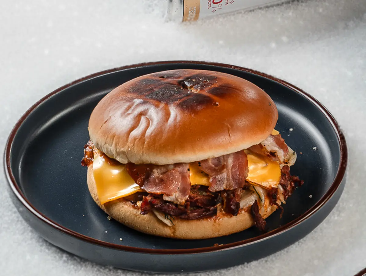 Бургер с томлеными щечками