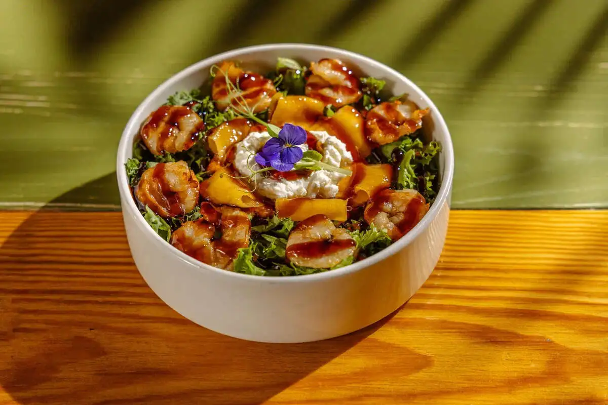 Салат со страчателлой и креветкой