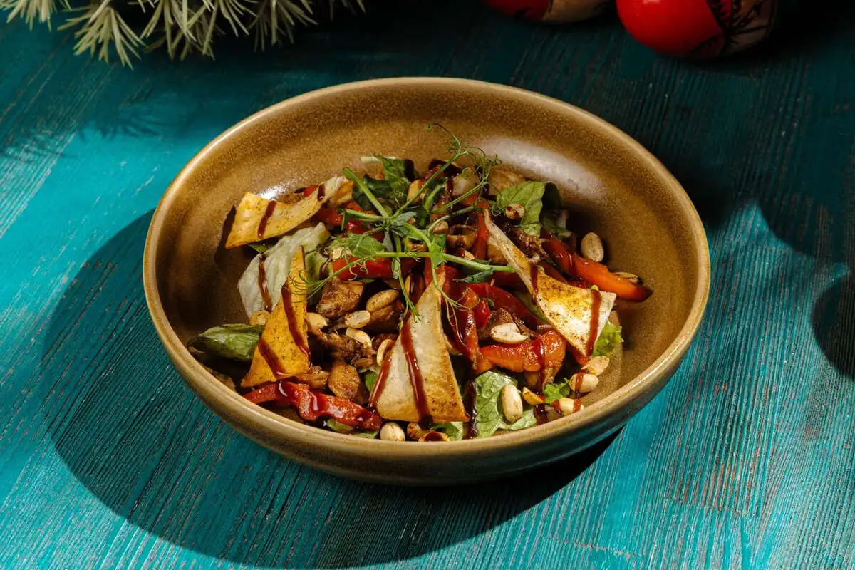 Теплый салат с куриным филе