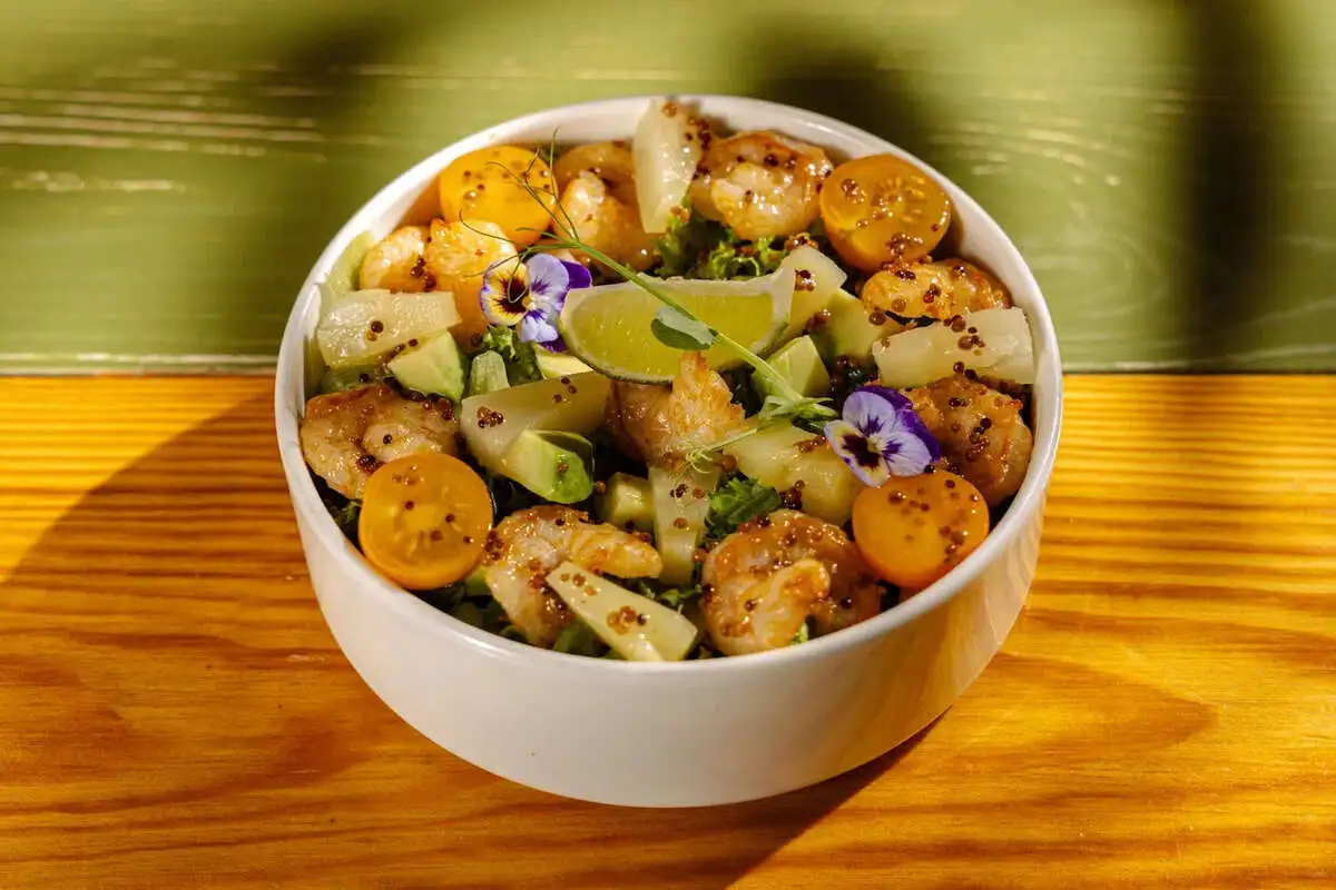 Мексиканский салат с авокадо, креветками и ананасом