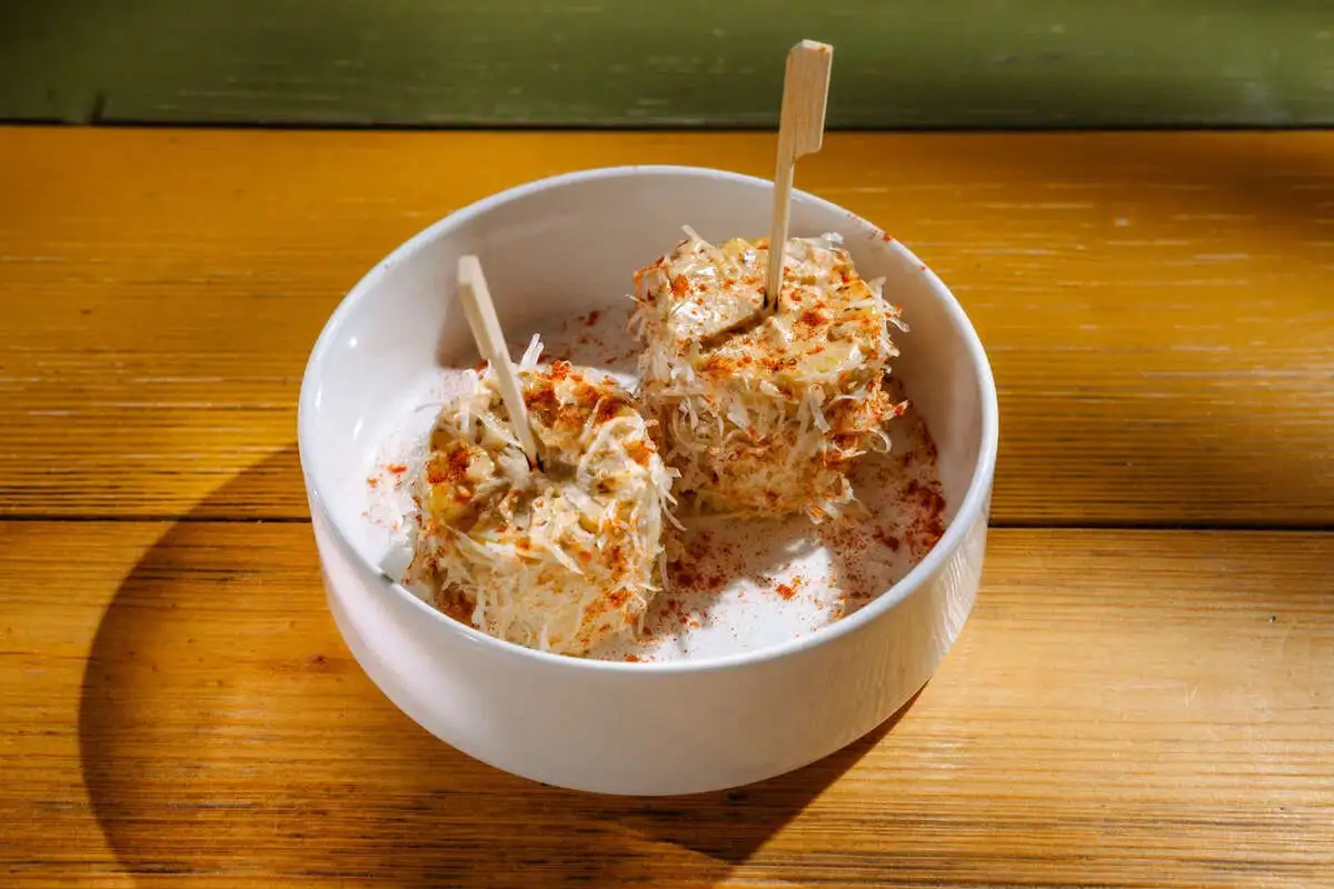 Кукуруза гриль в соусе чипотл с пармезаном