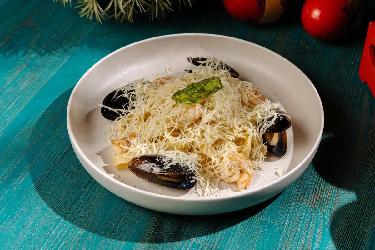 Фетучини с креветками и мидиями в соусе качо э пэпэ