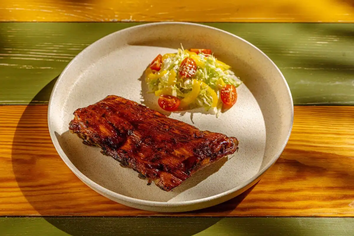 Свиные ребра барбекю с мексиканским салатом