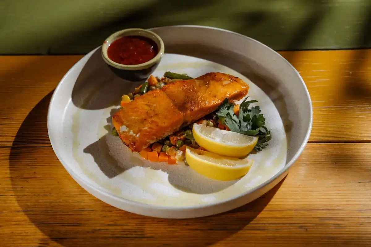 Форель запеченая с овощами по-мексикански