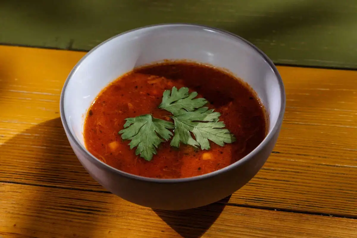 Мексиканский томатный суп с говяжьими щечками