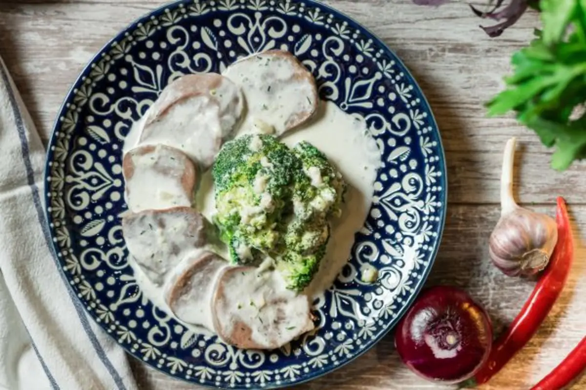 Говяжий язык с брокколи под сливочно-чесночным соусом*