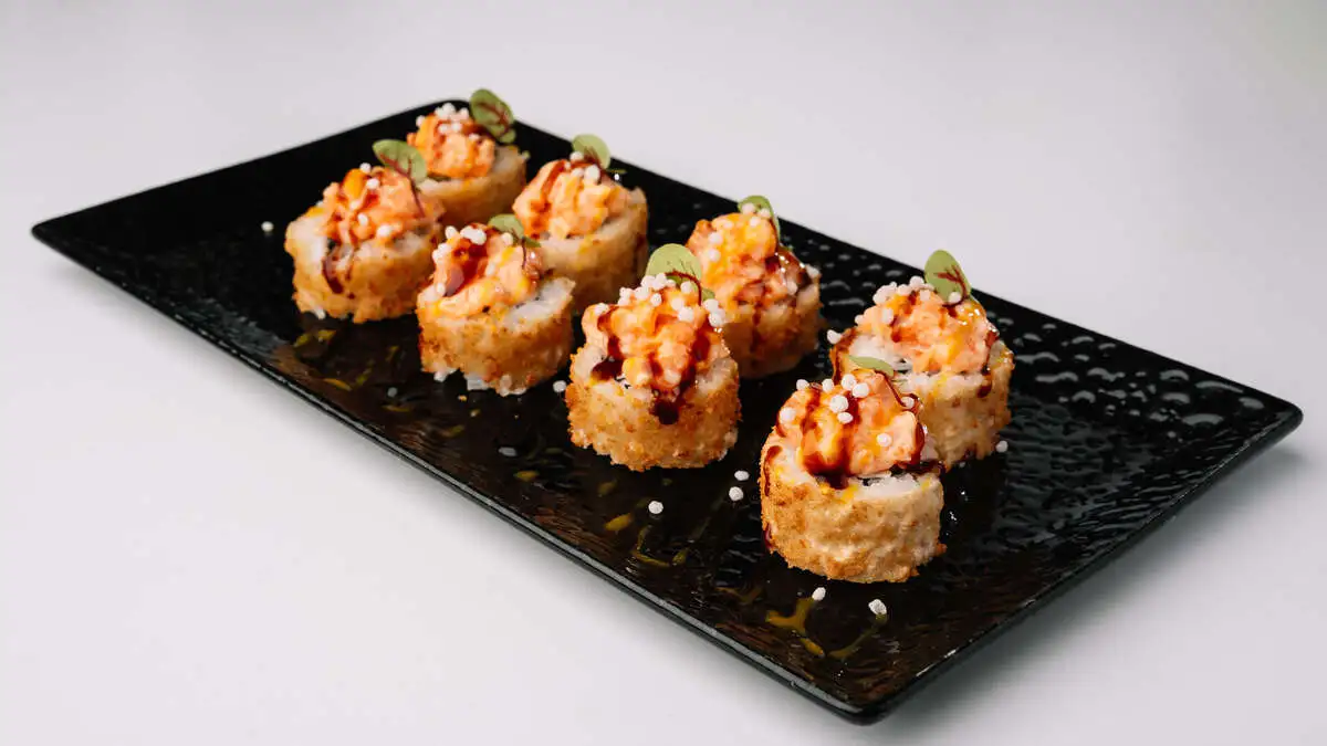 Ролл темпура с лососем спайси