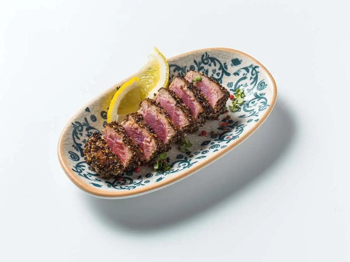 Тунец в корочке из перца