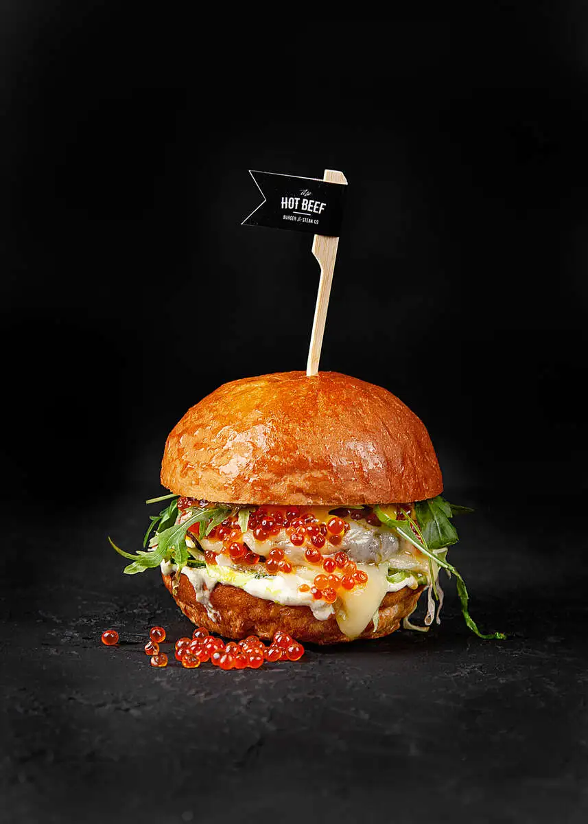 Бургер с красной икрой и котлетой из мраморной говядины