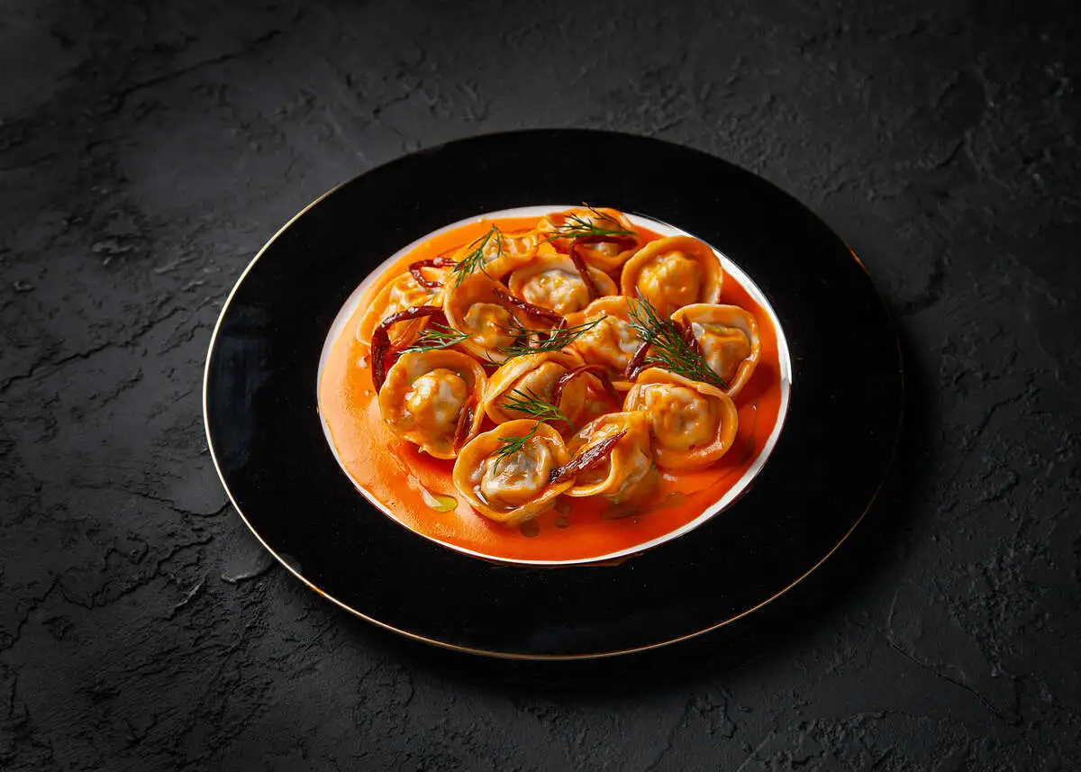 Пельмени из мраморной говядины с соусом из маринованных томатов 