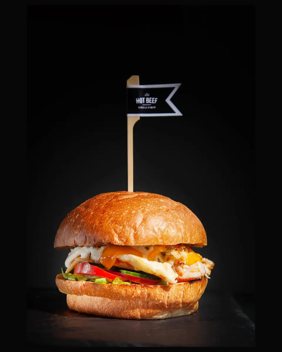 Бургер с куриным бедром и соусом карри