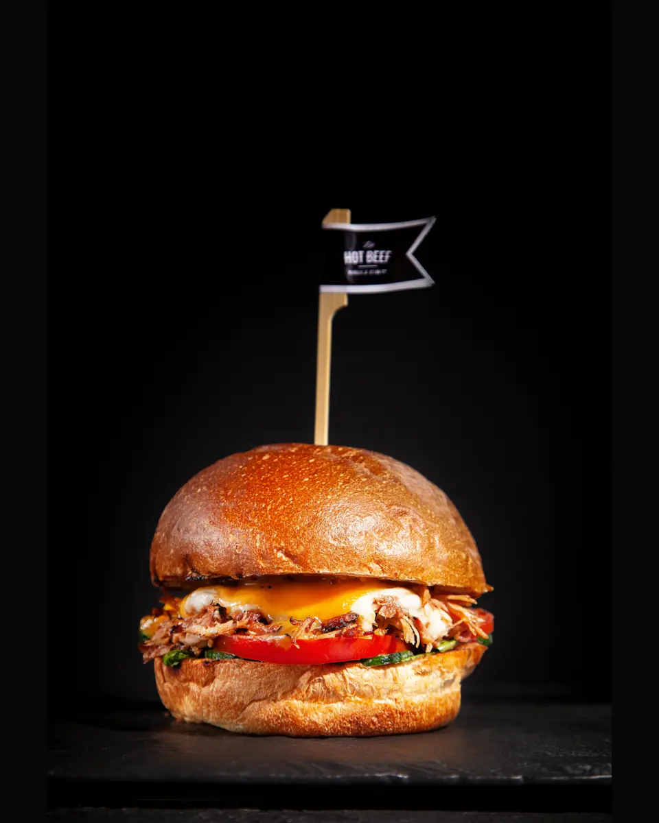 Бургер с рваной говядиной и соусом чимичурри