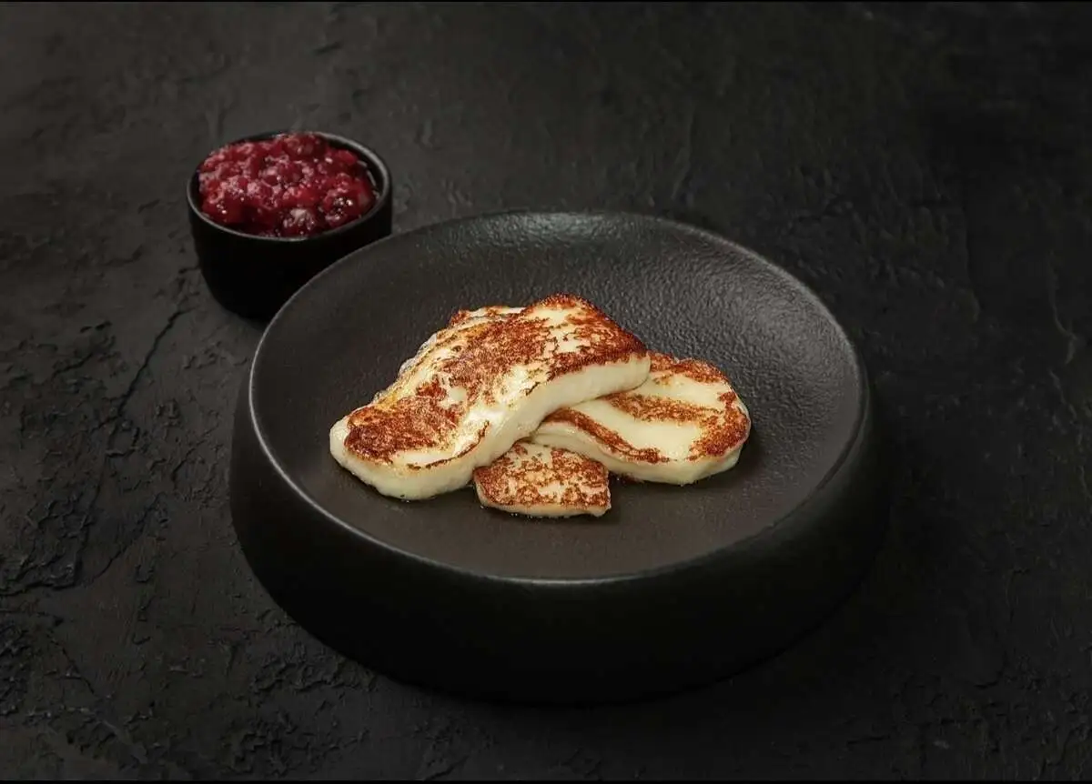 Сыр Халуми на гриле с джемом вишня-можевельник