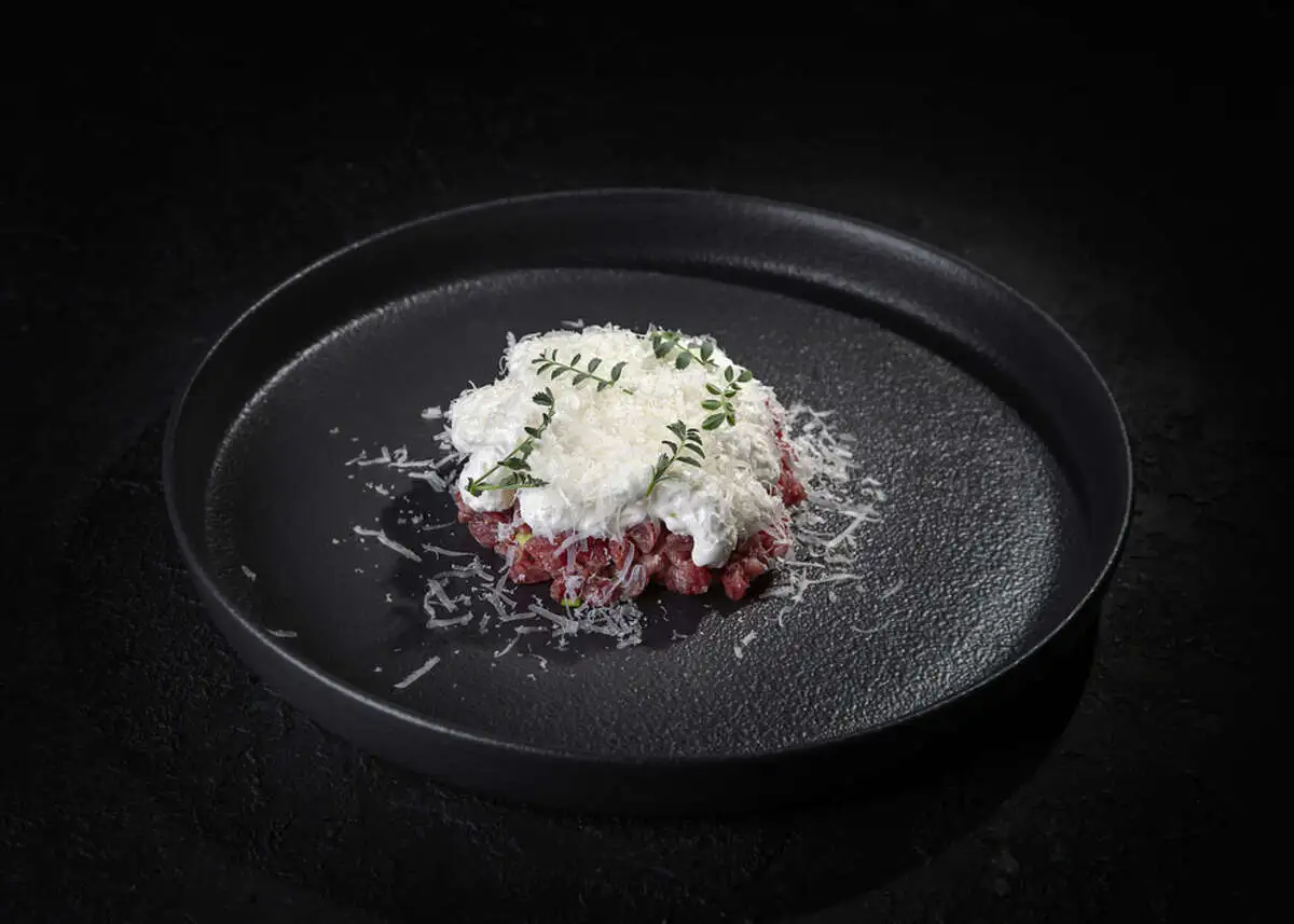 Тар-Тар из говядины с муссом Пармезан и трюфельным маслом