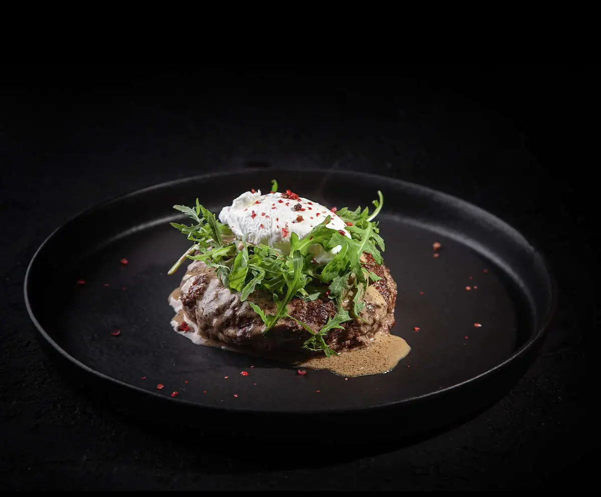 Бифштекс Dry Aged с яйцом пашот и трюфельным соусом