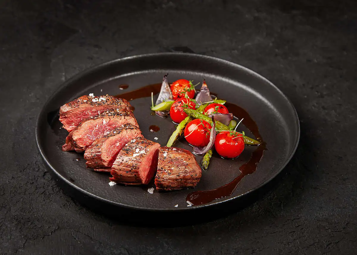 Лангет с томатами черри и спаржей на гриле