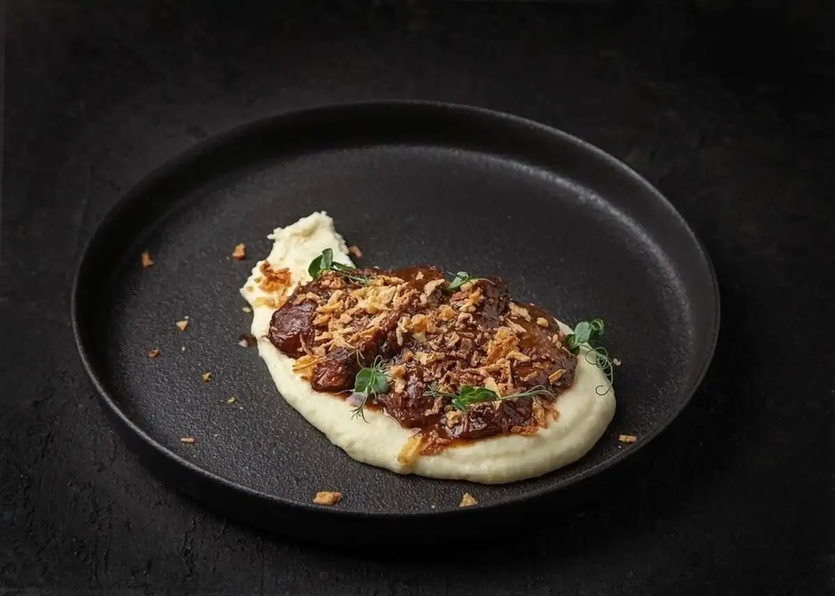 Щечки говяжьи с картофельным пюре и соусом Демиглас